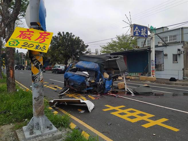 吴姓小货车驾驶10日下午4时许，沿头份市中华路往北行驶，不明原因撞击分隔岛，撞击力道猛烈小货车扭曲变形，几乎当场解体，地上满是零件、碎片。（民眾提供／巫静婷苗栗传真）