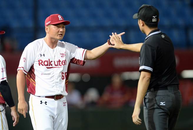 乐天桃猿总教练曾豪驹（左）表示今年挑战成功机率太低，要向富邦悍将总教练洪一中学习。（资料照，陈麒全摄）