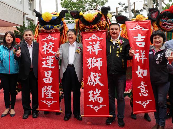 》縣長楊文科（中）等人為新港國小教學大樓落成剪綵。（羅浚濱攝）
