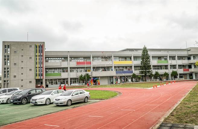 以8600萬餘元重建的新港國小教學大樓，墊高基地並強化排水系統，解決以往漏水淹水問題。（羅浚濱攝）