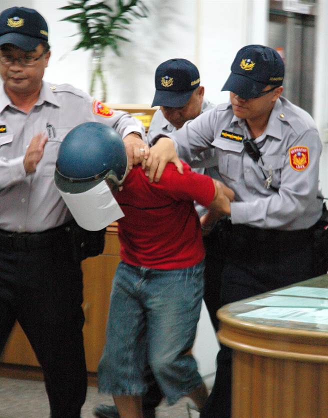  6年前涉嫌杀害前女友的男子黄俊华，向检察官坦承犯案，随即遭到声押。（图/中时资料照）