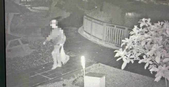 吴男手里拎着一只鹅离开醉月湖，疑似就是杀鹅凶手。(翻摄照片／林郁平台北传真）