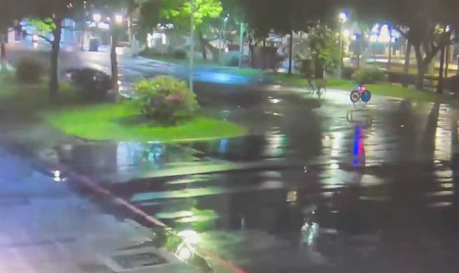 吴男骑乘自行车从新月台出口离开台大校园。(翻摄照片／林郁平台北传真）