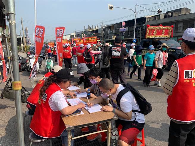 罢免陈柏惟团队，向妈祖祝愿祈福罢免顺利。(图/罢免陈柏惟 脸书粉专)