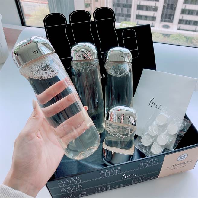 1公升的流金水限购1组，NT5,100，价值NT6,800，购美肤微整机能液300mlx3，赠美肤微整机能液100ml、糖果面膜锭、必收潮文青置物盒。（邱映慈摄）