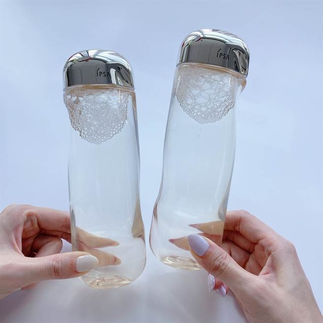 加大版流金水300ml，多100ml价格省一半，限购2组，售价NT1,700。（邱映慈摄）