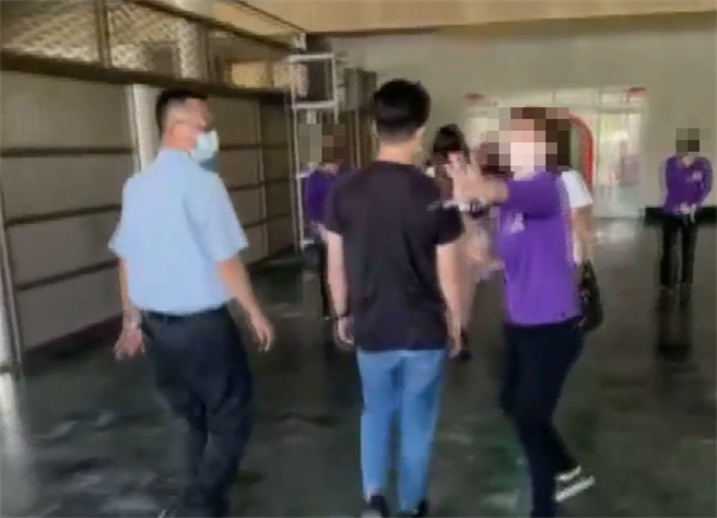 曾姓女子丈夫（中，黑衣者）10日上午前往殡仪馆验尸。（图／中视新闻）