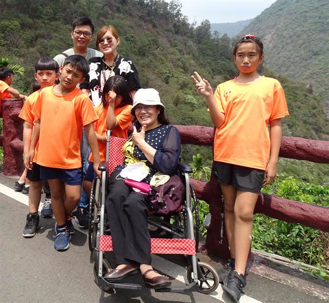 认养人与孩子们相见欢合照，并给予他们鼓励。（林雅惠摄）