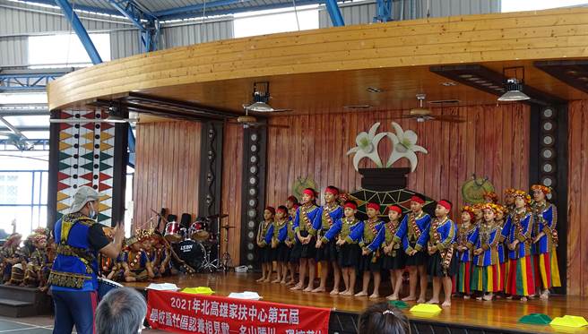 北高雄家扶中心10日举办认养人与学校师生相见欢活动，孩童们穿着原住民服饰合唱歌谣，欢迎远道而来的认养人。（林雅惠摄）