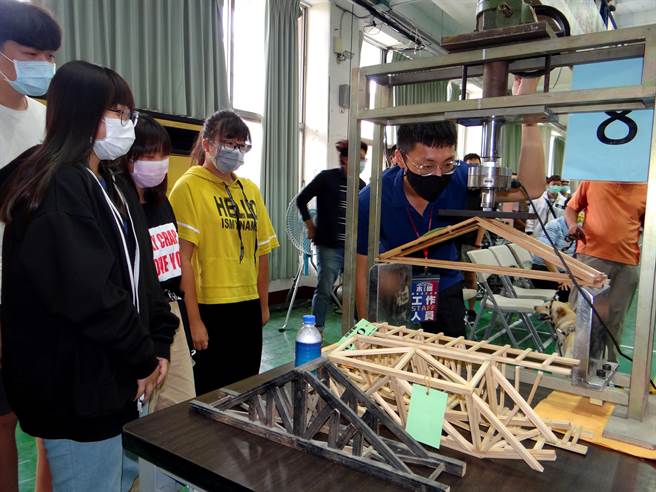 正修科大舉辦「木橋載重創新設計競賽」，測驗木橋結構系統承載的最大能力，引發同學觀注。（林雅惠攝）