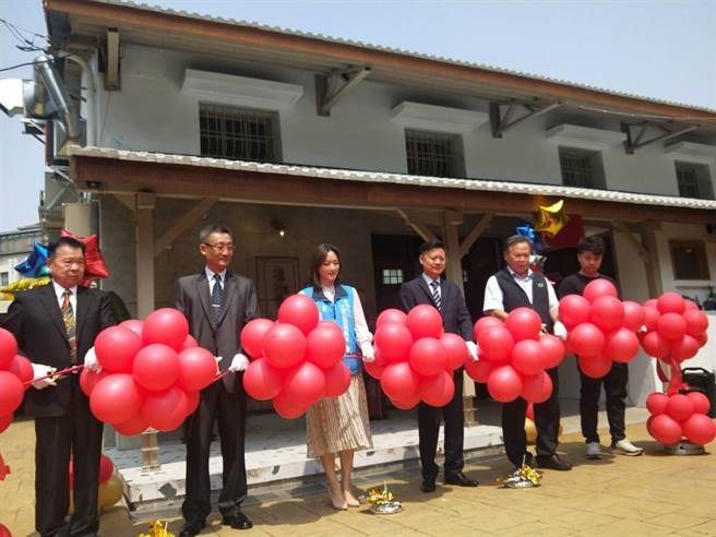 「憬初寻」咖啡店举行开幕式，农业局长蔡精强、市农会总干事林育苇均出席。（陈淑娥摄）