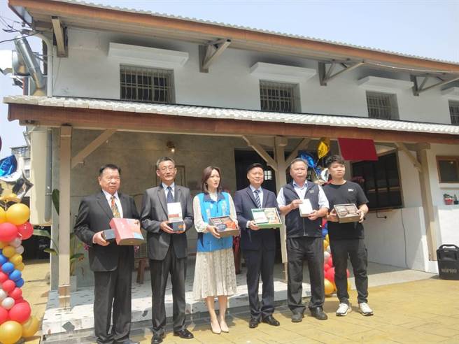 「憬初寻」咖啡店举行开幕式，农业局长蔡精强、市农会总干事林育苇均出席。（陈淑娥摄）