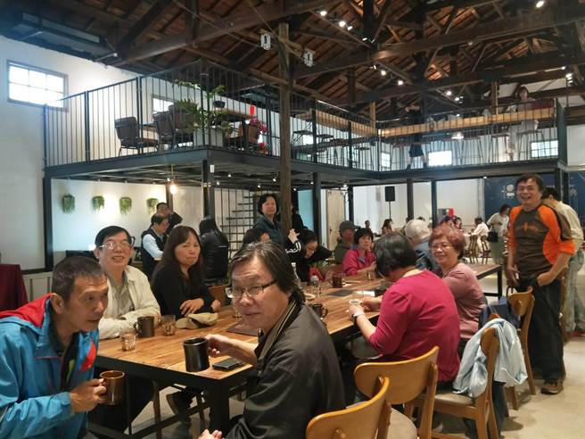 「憬初寻」咖啡店融合新旧世代特色，开幕当天吸引许多民眾同乐。（陈淑娥摄）