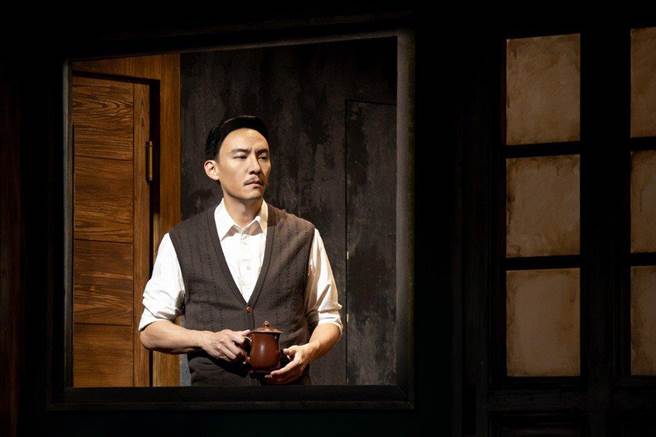 张震和萧艾主演的舞台剧《江／云・之／间》广受好评。（泽东提供）