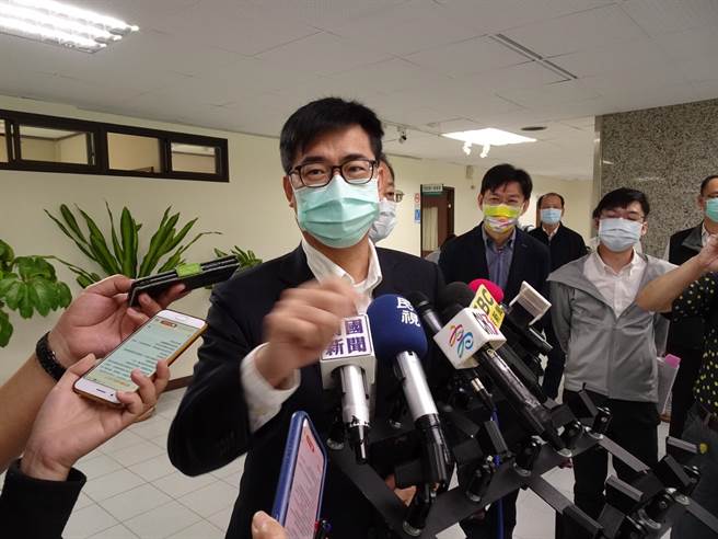 高雄市長陳其邁因為需赴議會備詢，改至下周三施打AZ疫苗。（本報資料照片）