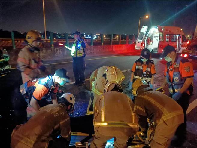 台86线快速道路小客车自撞车祸，两大两小受伤，1女子送医前已无呼吸心跳。（台南市消防局提供／程炳璋台南传真）