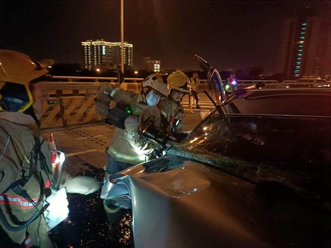 台86线发生严重车祸，坐在副驾驶上的女子到院前无呼吸心跳。（台南市消防局提供／程炳璋台南传真）
