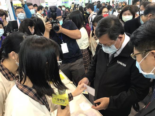 桃园市教育局10日举办双语嘉年华「Dream Big」，不但有65校设摊共同参与，更有10校登台以歌舞戏剧等方式展现双语能力。（蔡依珍摄）