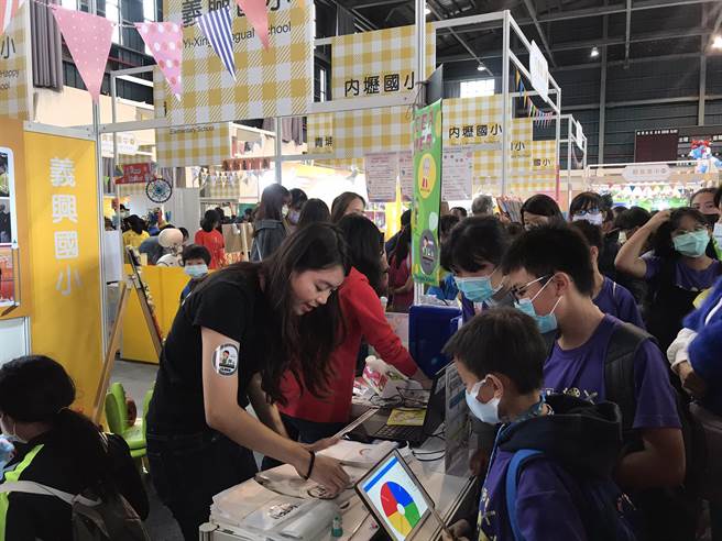 桃园市教育局10日举办双语嘉年华「Dream Big」，不但有65校设摊共同参与，更有10校登台以歌舞戏剧等方式展现双语能力。（蔡依珍摄）