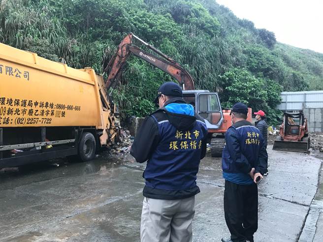 新北市石門區「潔寶清潔有限公司」遭民眾投訴在廠區內堆放大量垃圾，高約2層樓高且惡臭難聞，環保局10日下午再度前往稽查，要求業者盡速清除完畢。（新北市環保局提供／葉書宏新北傳真）