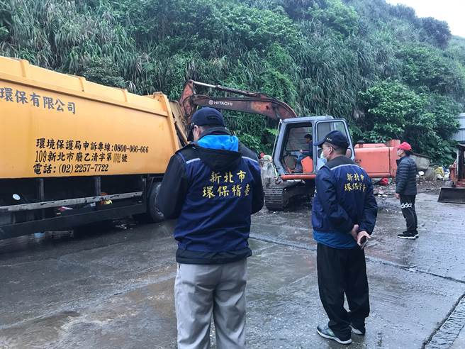 新北市石門區「潔寶清潔有限公司」遭民眾投訴在廠區內堆放大量垃圾，高約2層樓高且惡臭難聞，環保局10日下午再度前往稽查，要求業者盡速清除完畢。（新北市環保局提供／葉書宏新北傳真）