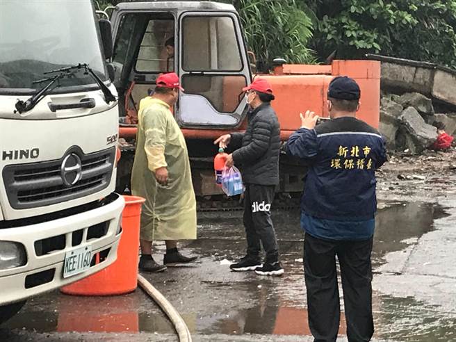 新北市石門區「潔寶清潔有限公司」遭民眾投訴在廠區內堆放大量垃圾，高約2層樓高且惡臭難聞，環保局10日下午再度前往稽查，要求業者盡速清除完畢。（新北市環保局提供／葉書宏新北傳真）