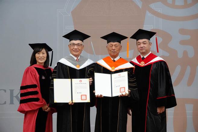 成大校长苏慧贞（左一）颁发名誉博士予李克让教授（右二）和林信义资政（左二）。（成功大学提供／曹婷婷台南传真）