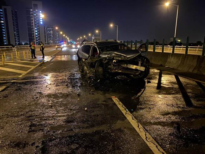 台86线东西向快速道路东向车道10日傍晚6时许发生自小客车严重自撞车祸，车头几乎撞烂凹陷。（读者提供／程炳璋台南传真）