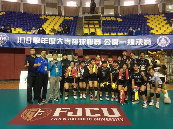中正大学大专杯女排击败成功大学荣获第五名 创队史最佳纪录。（戴上容摄）