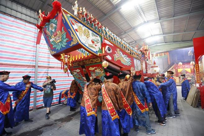 台南市安定区苏厝长兴宫瘟王祭10日举行王船进水出澳仪式，并开始接受信徒添载。（苏厝长兴宫提供／刘秀芬台南传真）