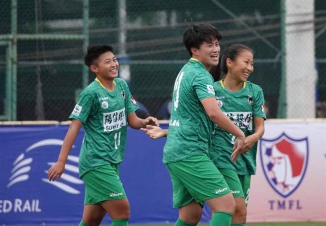 高雄阳信靠李綉琴（中）1射1传，以2比1气走新北航源FC。（中华足协提供）