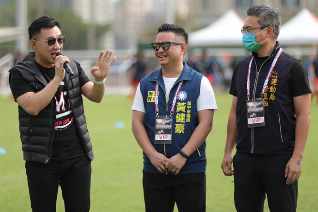 国民党立委江启臣（左）到太原球场与蓝鲸球迷同乐。（中华足协提供）