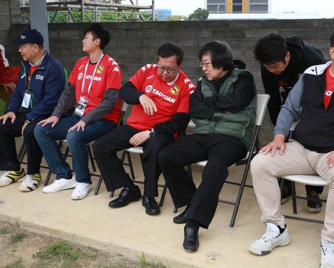 桃园市长郑文灿到青埔足球场替桃园国际加油，也和中华足协理事长邱义仁讨论整建足球场计画。（中华足协提供）