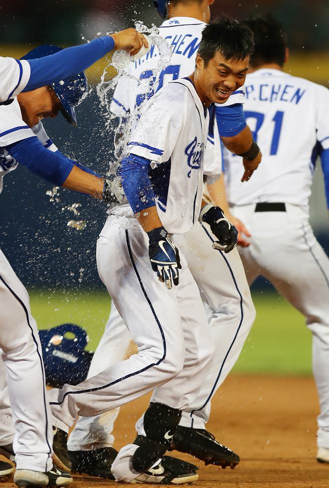 富邦悍将菜鸟庄韦恩一军初登场就敲出再见安打，获选单场MVP。（季志翔摄）