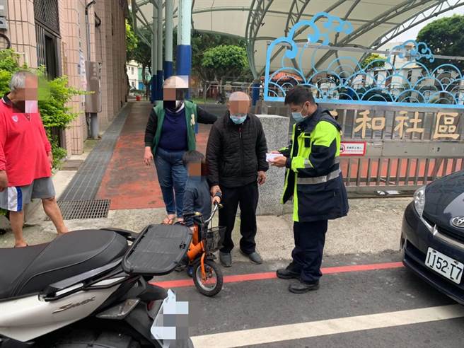 大园区一名6岁男童，10日上午趁家人不注意时偷跑出门玩耍，爷爷急得像热锅上蚂蚁。(翻摄照片／蔡依珍桃园传真)