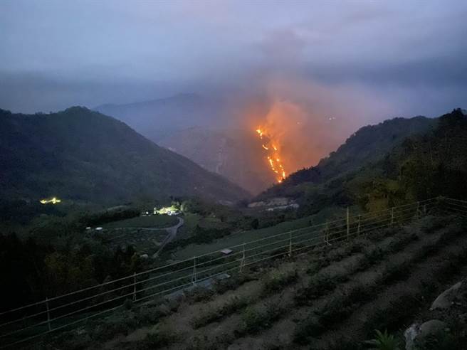 大阿里山区再传森林大火，10日傍晚传出大埔113事业林班地，即俗称番路乡隙顶象山窜出火苗。（嘉义县消防局提供∕吕妍庭嘉义传真）
