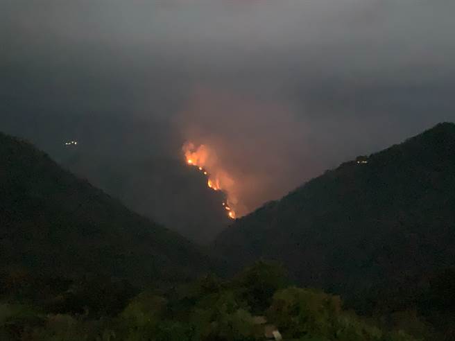 大阿里山区再传森林大火，10日傍晚传出大埔113事业林班地，即俗称番路乡隙顶象山窜出火苗。（嘉义县消防局提供∕吕妍庭嘉义传真）