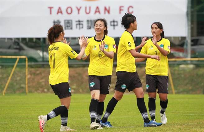 木兰女足联赛台北熊讚客场5比0大胜桃园国际，梁凯柔（左起）、王羿婷、丁家英（右一）各贡献1颗进球，在新球季开出红盘。（中华足协提供）