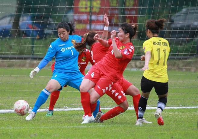 第37分钟台北熊讚梁凯柔（黄衣）左脚射门率先攻破桃园国际大门。（中华足协提供）