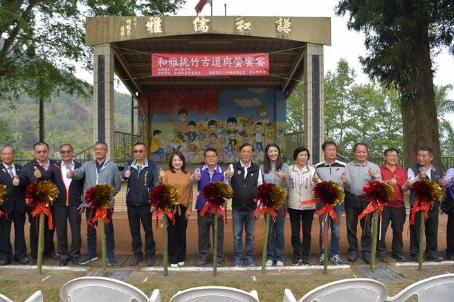 南投县挑竹古道与萤飨宴开幕，逾400名民眾共襄盛会。（南投县府提供／卢金足台中传真）