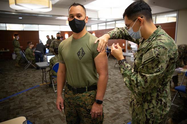 CNN报导，已获新冠疫苗施打资格的美陆战队官兵中，有接近40%拒绝接种。图为美陆战队官兵接种疫苗。（图／DVIDS）