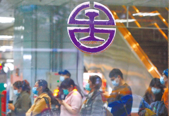 行政院表示，台铁改革分3阶段朝「企业化」经营，循着「中华邮政」营运模式，仍由政府百分之百持股。（张铠乙摄）
