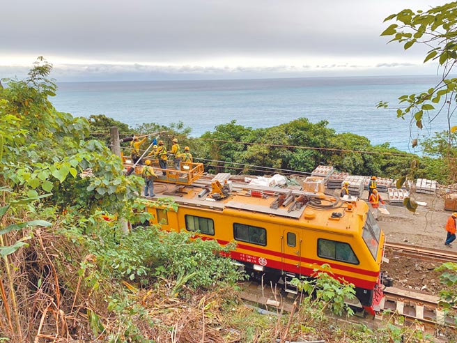 太鲁阁列车意外事故现场已完成钢轨铺设、电力系统架设，并派遣电力维修车进行试车。（台铁提供／王志伟花莲传真）