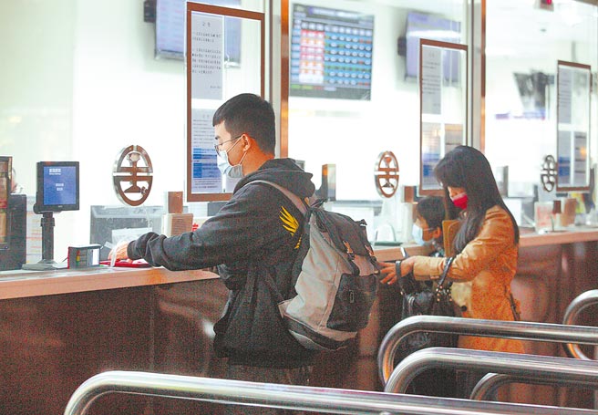 台铁工会建议将太鲁阁、普悠玛号调拨至到西部干线，引发东部民眾不满，痛批不是换车种的问题，这说法本末倒置。图为民眾在车站购票情形。（张铠乙摄）