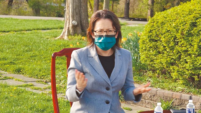 驻美代表萧美琴9日在华府双橡园与华文媒体举行户外茶叙。（中央社）