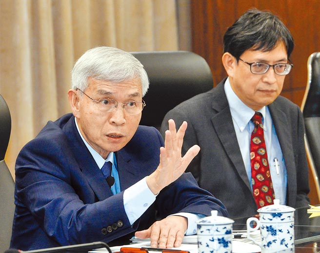 央行副总裁陈南光（右）为新书「致富的特权」写序助阵，被视为总裁卡位战提前开打。左为央行总裁杨金龙。（本报资料照片）