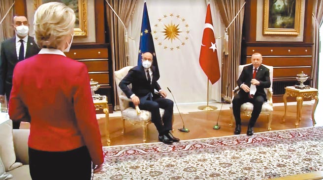 土耳其总统艾尔多安6日会晤到访的欧洲理事会主席米歇尔和欧盟执委会主席冯德莱恩，会议厅只摆两把椅子，两位大男人坐下后，冯德莱恩只能尷尬地「呃」一声，不知该坐哪。（路透）