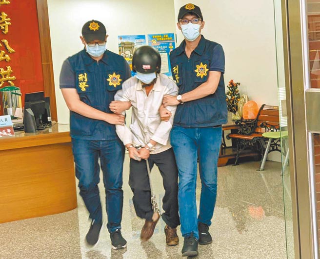 屏東假車禍命案，黃嫌（中）自行向警投案，但不願意說明事情經過。（潘建志攝）