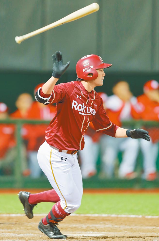 職棒味全與桃猿之戰，桃猿詹智堯在11局上擊出3分打點的安打。（季志翔攝）