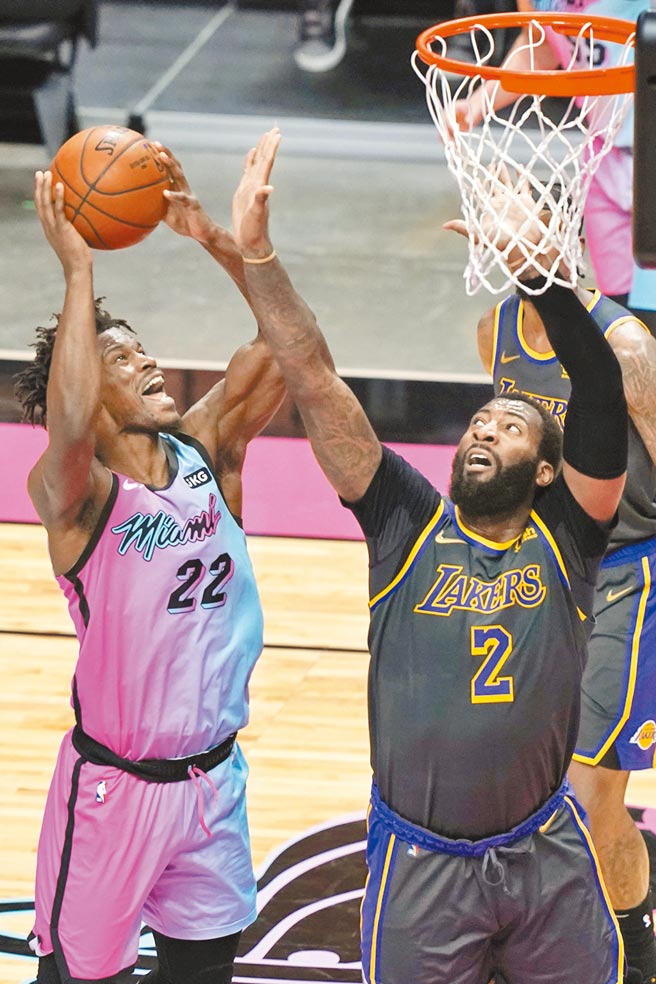 湖人先發中鋒德拉蒙（右）9日傷癒歸隊，鎮守禁區防守熱火一哥吉米巴特勒。（美聯社）